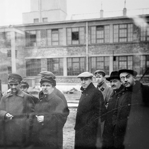 А.Е.Бадаев, А.И.Микоян, С.М.Киров на хлебозаводе-автомате им.10-летия Октября (Ленинград, 1927 год)