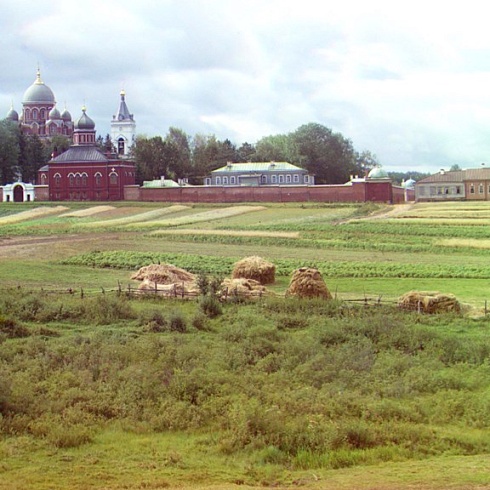 Вид на Спасо-Бородинский монастырь со стороны Семеновского (1911, С. М. Прокудин-Горский)