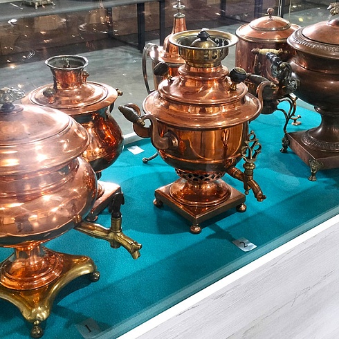 Слева – модель из Тулы (1850-90 гг). В центре – маленький самовар тет-а-тет мастера В.Чекова (последняя треть XIX века). И справа – самовар «Бочонок» фабрики братьев Баташевых из Тулы (1871-85 гг).