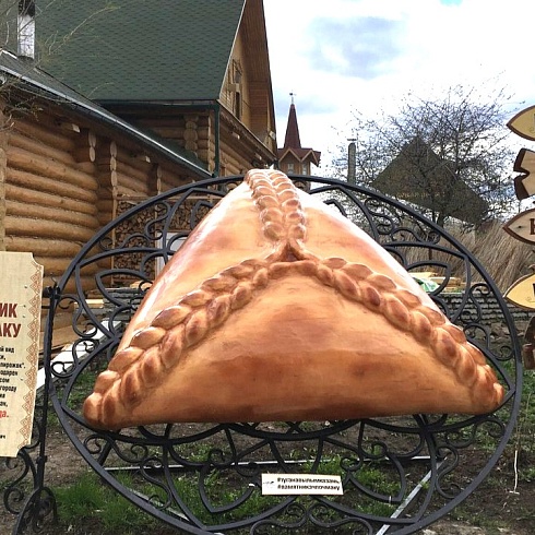 Памятник эчпочмаку в Казани 