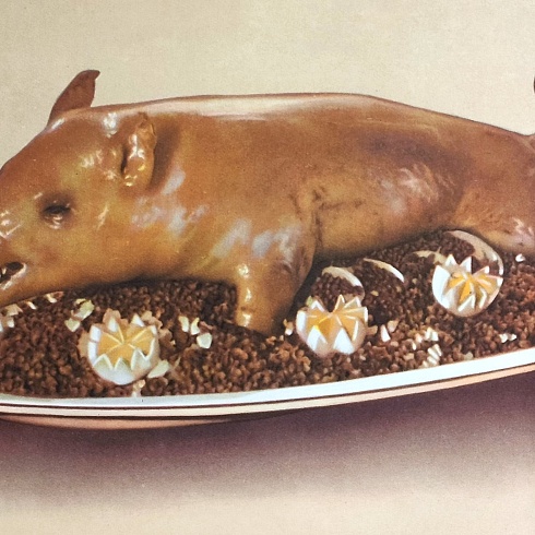 Поросенок жареный с гречневой кашей (фото из книги «Кулинария», 1955 г.)